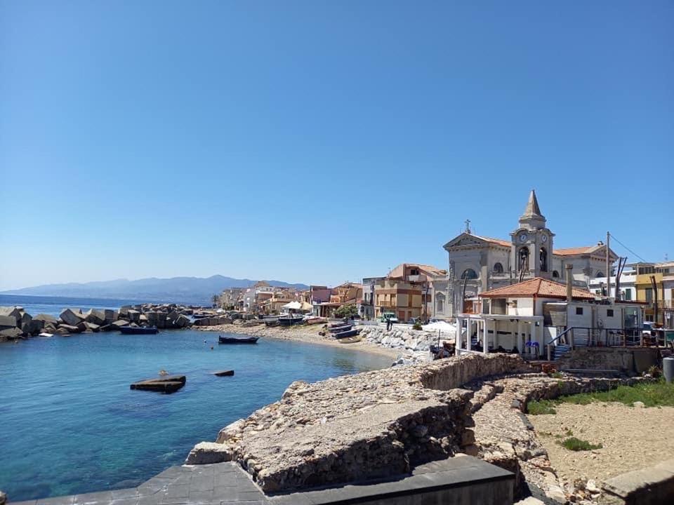 Tra mare e lago Torre di Faro Exterior foto